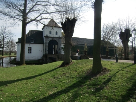 Roerdalen-Herkenbosch NL : Kasteelaan, auf dem Landgut Schloss Daelenbroeck befindet sich ein Hotel und ein Restaurant